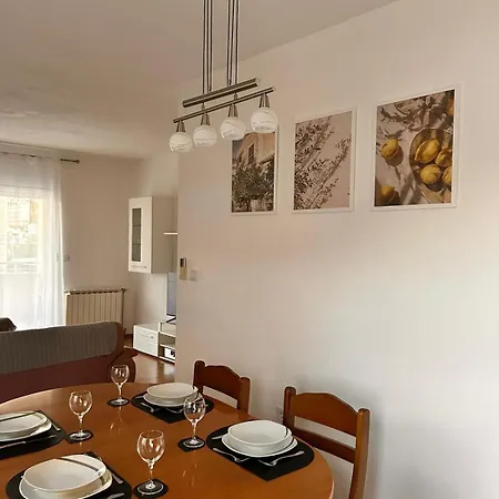 Apartment Vali 1 *